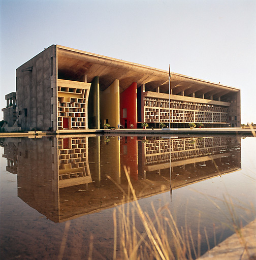 Haute Cour de Chandigarh par Le Corbusier et Pierre Jeanneret, Fonds Vera Cardot et Pierre Joly, Bibliotheque Kandinsky, Center Pompidou