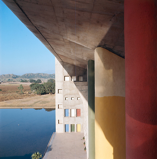 piliers colorés de la Haute Cour de Chandigarh par Le Corbusier et Pierre Jeanneret, Fonds Vera Cardot et Pierre Joly, Bibliotheque Kandinsky, Center Pompidou