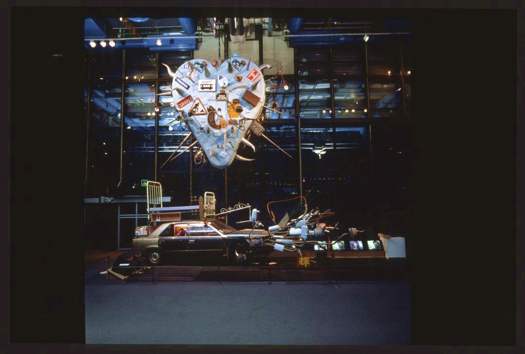 Hommage à Guattari dans le forum du Centre Pompidou, exposition Hors limites,1994