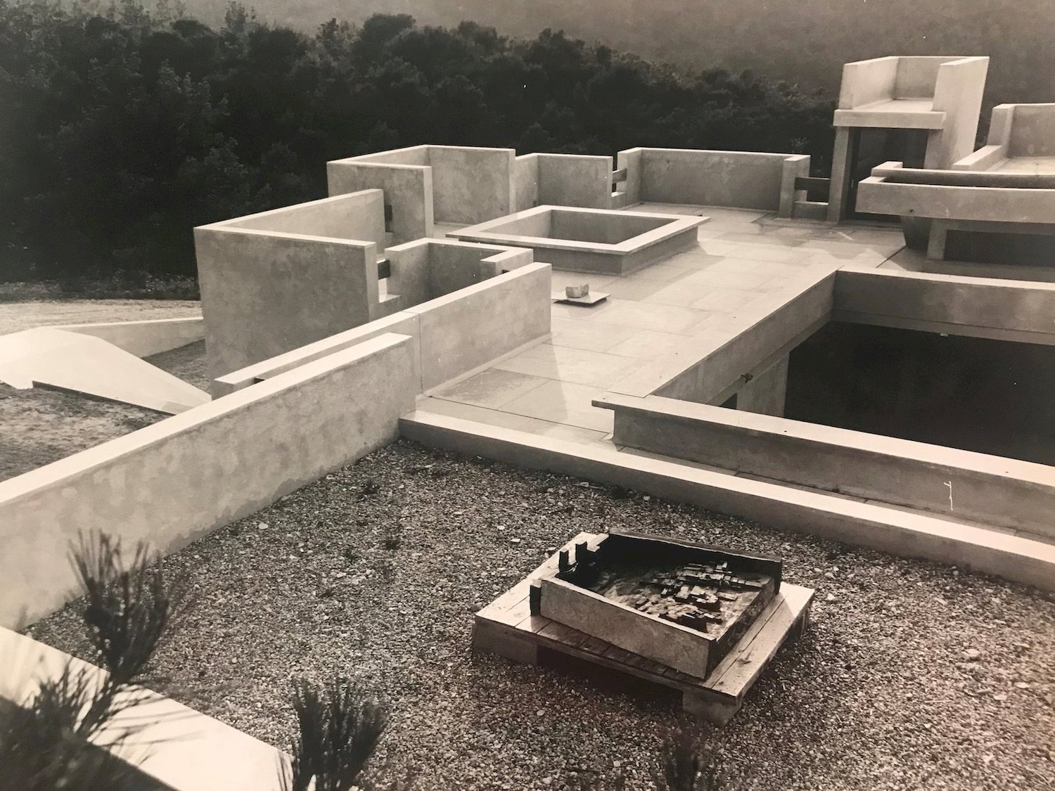 Maison de Francois Stahly par Laurent Pinsard, Haut Crestet, Bibliotheque Kandisnky, Centre Pompidou