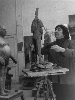 Luc Joubert, Germaine Richier travaillant d’après le modèle Nardone, début des années 1950, collection particulière © Famille Germaine Richier