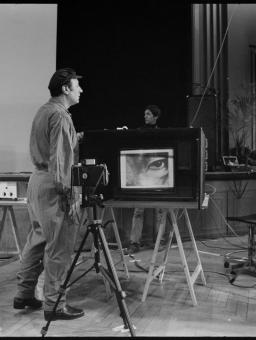 Aldo Tambellini devant un moniteur lors d'Interfaces 1981, American Center, Bibliothèque Kandinsky, Centre Pompidou